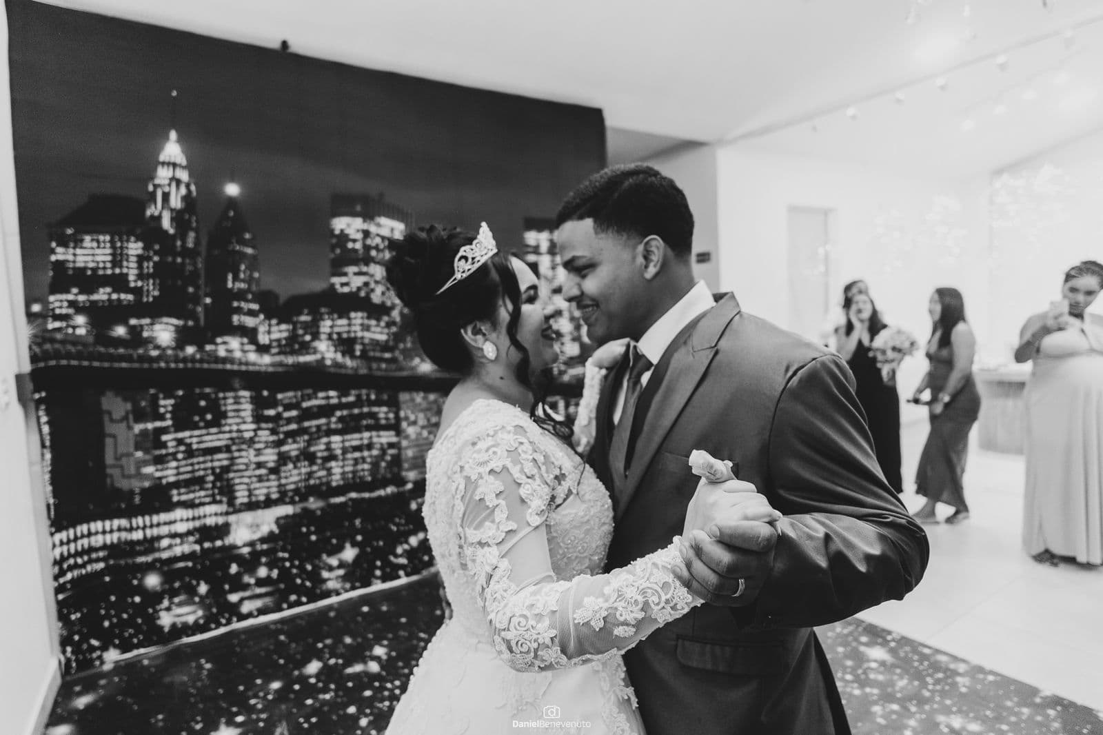 Casal dançando durante a celebração do casamento